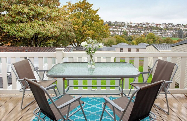 Retro Retreat is a three bedroom lodge sleeping up to eight guests in total.