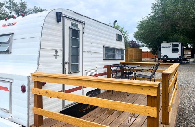 Retro trailer One queen size bed Heating and cooling Sleeps: 2 Pets: 2 Parking: 1