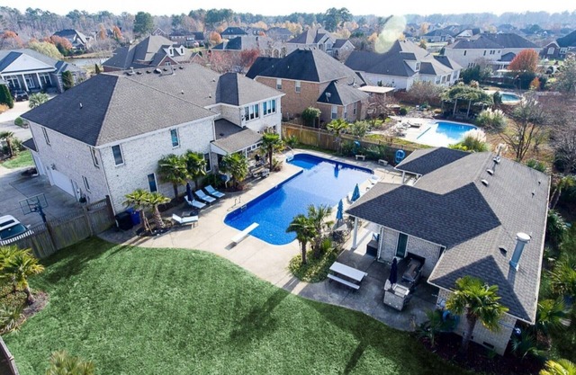 Upscale - 5300 SQ FT PLUS bain à remous, sauna, douche à vapeur, cuisine extérieure piscine de 50 '