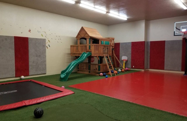 Retraite de réunion et Playhouse avec aire de jeux intérieure 46 personnes max.