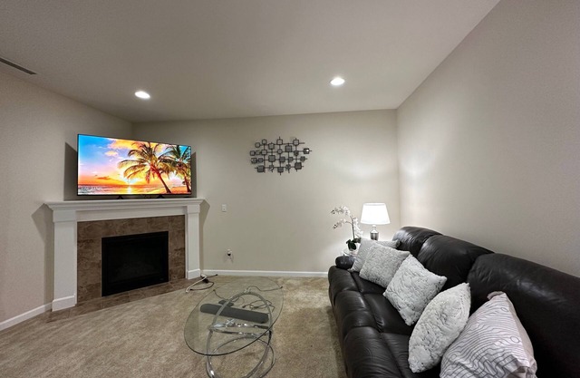 Reunion Villa: For relocation, fenced yard, main floor w BR and full bath. 30+N