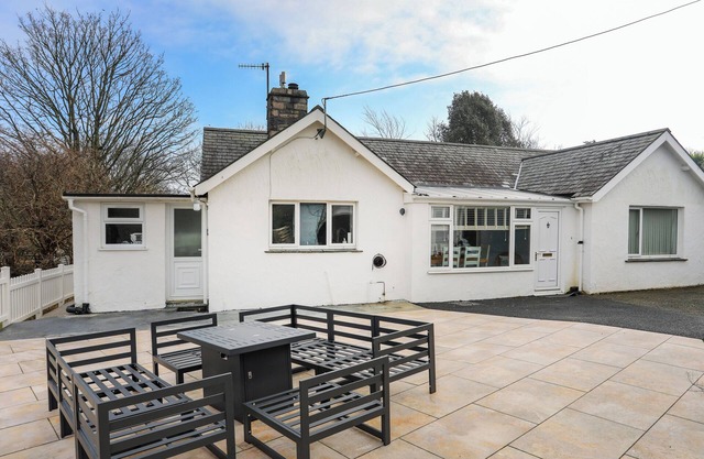 RHEDYN, pet friendly, country holiday cottage in Llanbedrog