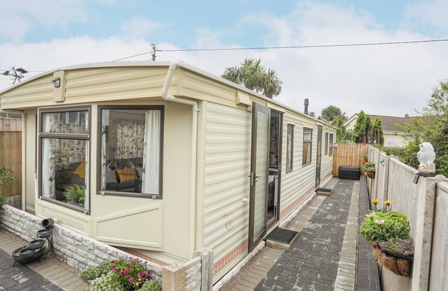 RHIWLAS BACH, family friendly, country holiday cottage in Benllech