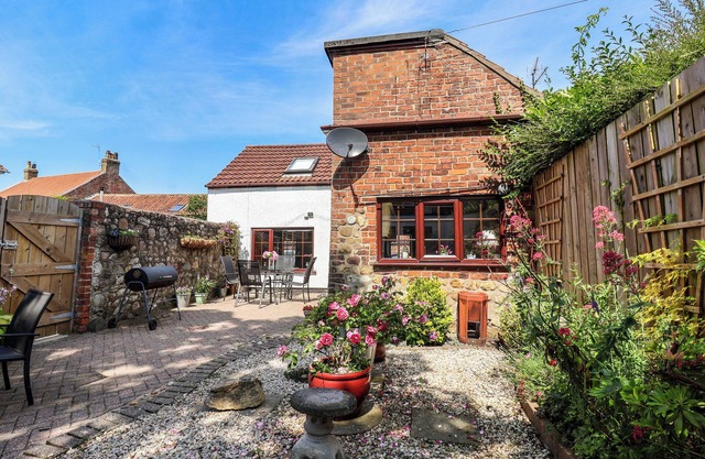 RHODALE COTTAGE, pet friendly, character holiday cottage in Skipsea