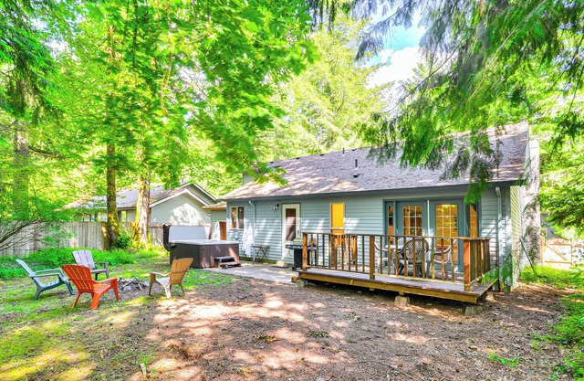 Rhododendron Retreat w/ Hot Tub: Steps to River!