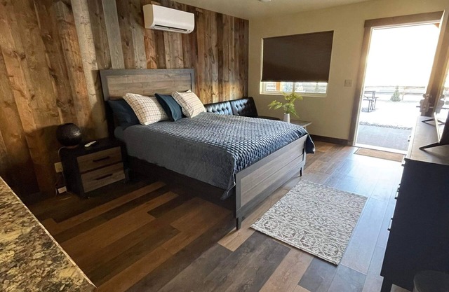 Rhodopa Lodge at Yellowstone Hotel rooms