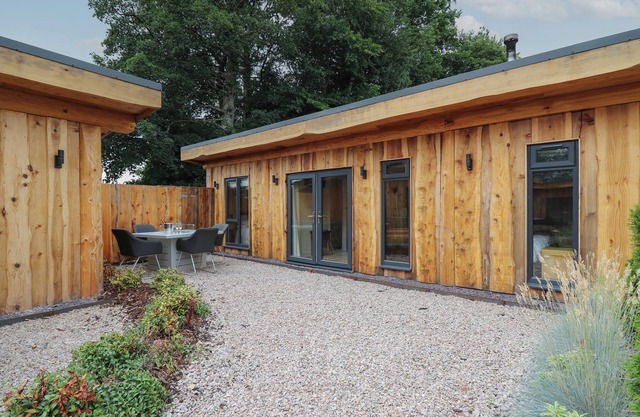 RHOSYN, pet friendly, character holiday cottage in Llangadfan