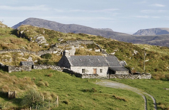 RHYD-YR-EIRIN, spectacular Snowdonia cottage in mountains by the sea