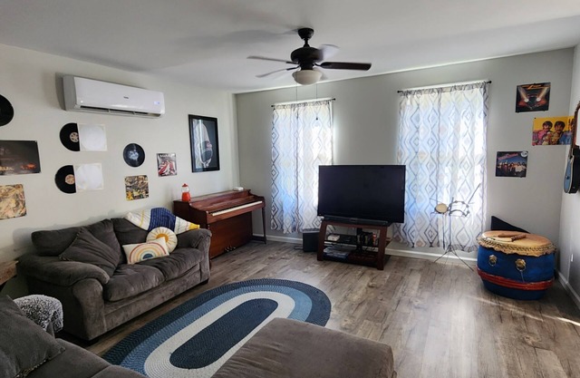 Rockstar retreat! Quiet, private, downtown! -Golf Cart Available!