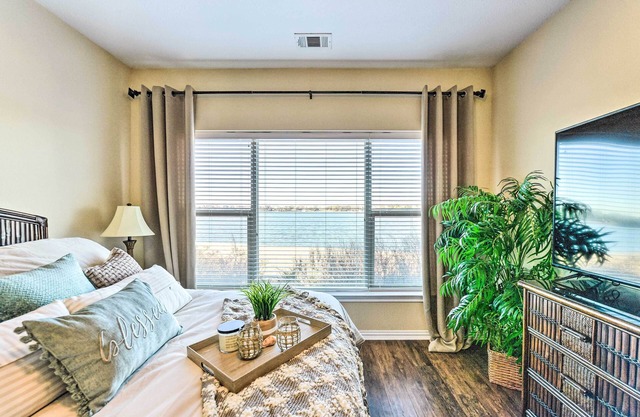 NEW! Richland-Chambers Reservoir Condo with Pool!