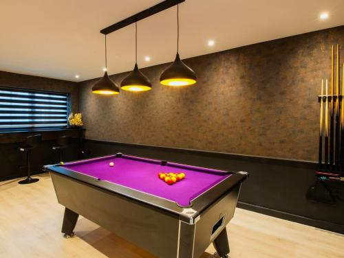 Richmond Cottage - Brand New 4BR Holiday Home, just 3 minutes from the beach with Pool Table and Free Parking