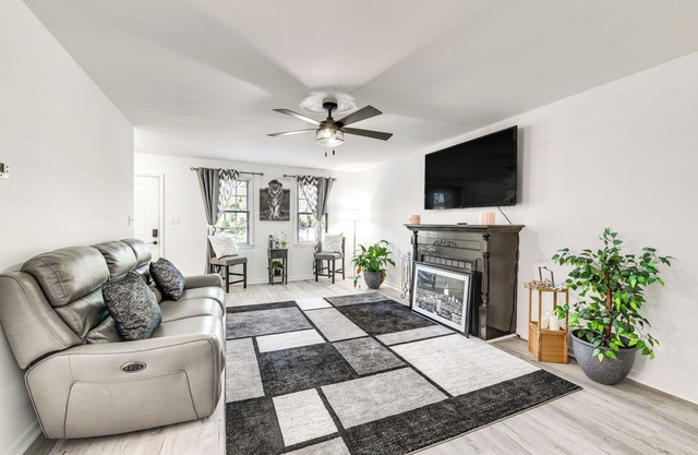 Richmond Home w/ Deck: 1 Mi to Richmond Raceway!