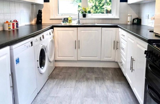 Richmond Stylish 3 Bedroom House Parking WiFi