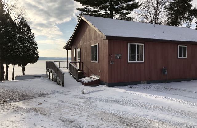 Votre P. Paradise Vacation vous attend sur la rive sablonneuse du lac AuTrain!