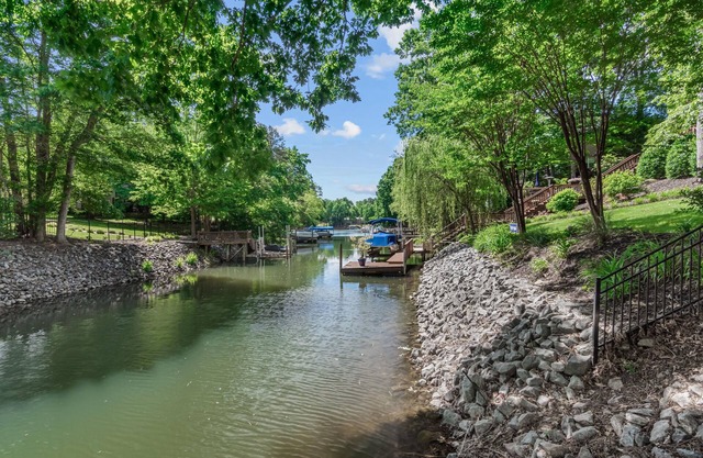 Ridgetop Lakefront Retreat! Sleeps 16, Pets welcome! Boat Rental Available!!!