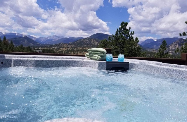 * NOUVEAU * RETRAITE DE RIDGEVIEW / Vues immenses! Spa, cheminées, A / C et emplacement!