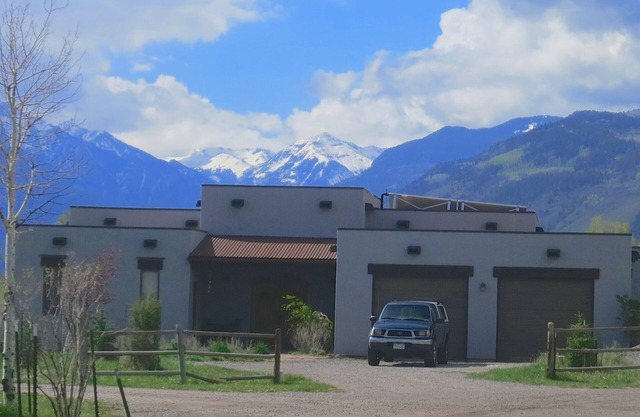 RIDGWAY'S FINEST: Vues sur la montagne, dos à l'espace ouvert, plan d'étage ouvert, en ville!
