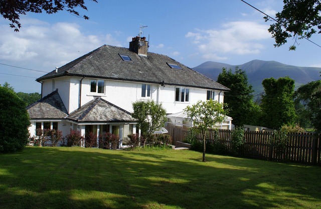 Riggside, moderne, spacieux, grands jardins, parking et vue panoramique sur la montagne.