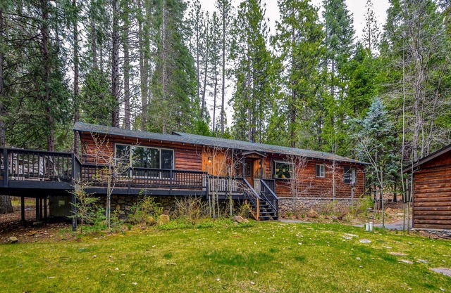 À deux pas du lac Lakemont Pines ... situé juste en face! 4 chambres, 2 salles de bain complètes et 2 espaces de vie! Équipé d'un chargeur de voiture électrique!