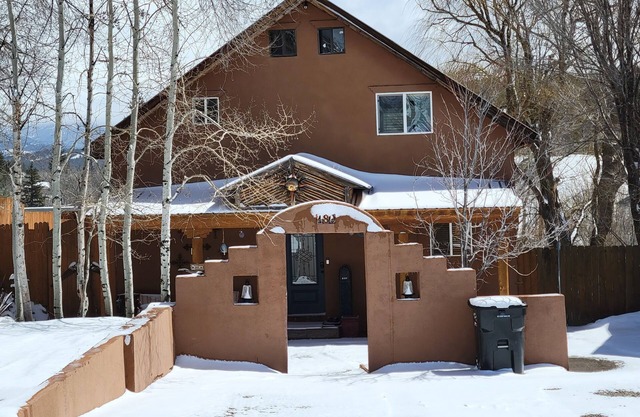 Right downtown Pagosa!!near shops and riverwalk.