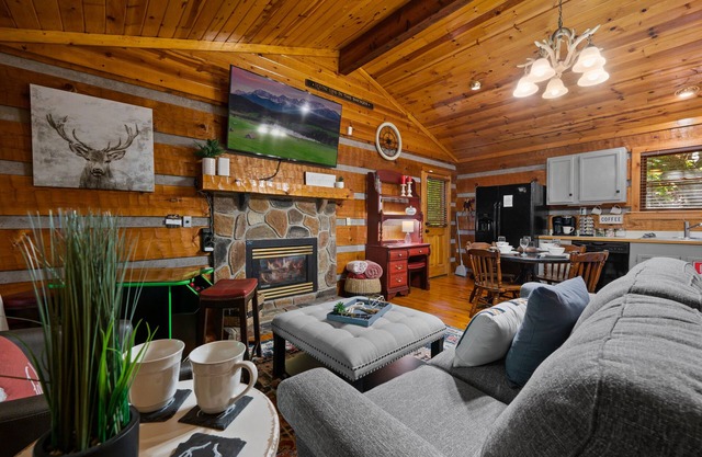 ✨Right off of the parkway!! Private hot tub,jacuzzi tub,fireplace,grill☕️
