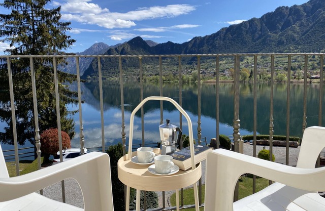 Right on the lake, view of the lake and mountains, 200m to store