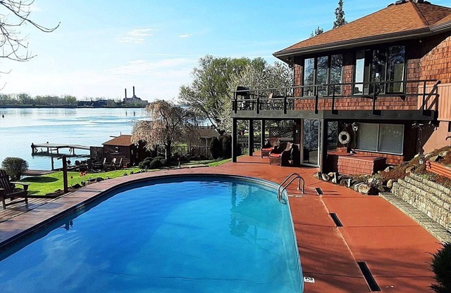 MAISON - SUR LA RIVIÈRE - PISCINE ET HOT TUB - SUR la rivière Niagara Superbe vue! 3 + BR