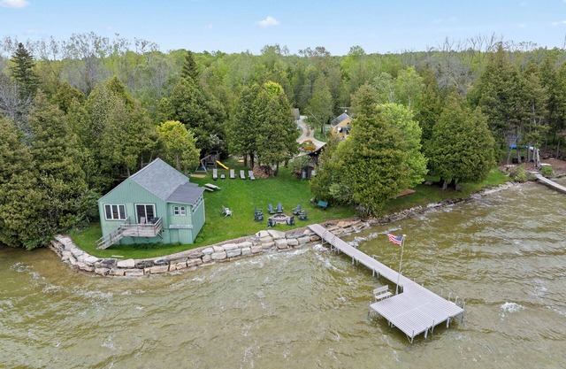 Sunset Shores - Water's Edge Cottage