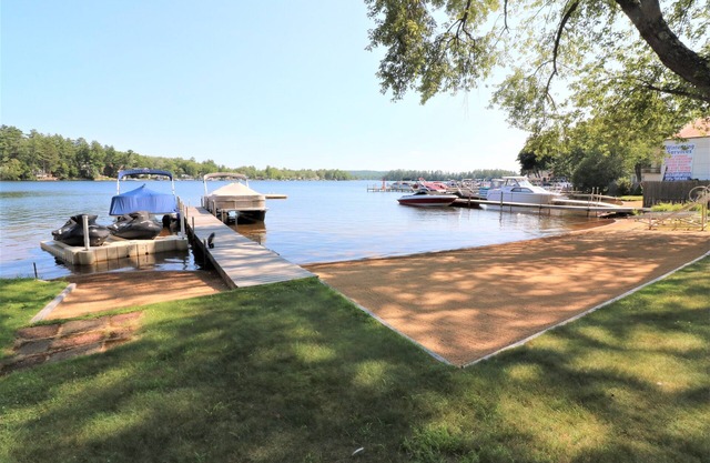 Directement sur l'eau au lac Winnisquam, avec balcon, quai à bateau et plage de sable