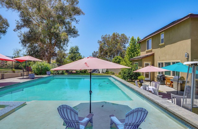 Rio Bravo Country Club Home in Bakersfield w/ Pool