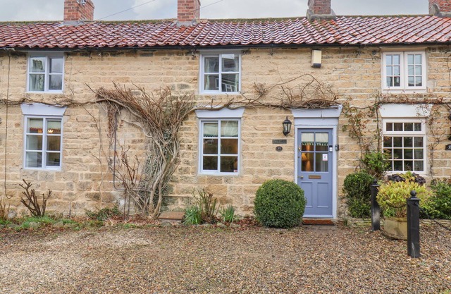 RISEHOLME, pet friendly, character holiday cottage in Ebberston