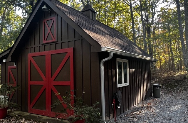 Rising Fawn Barn Guesthouse in the Woods on Lookout Mountain GA.