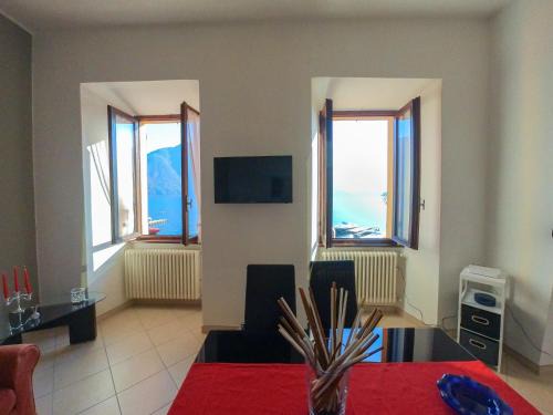 Rita's Window: lake front apartment with lake view