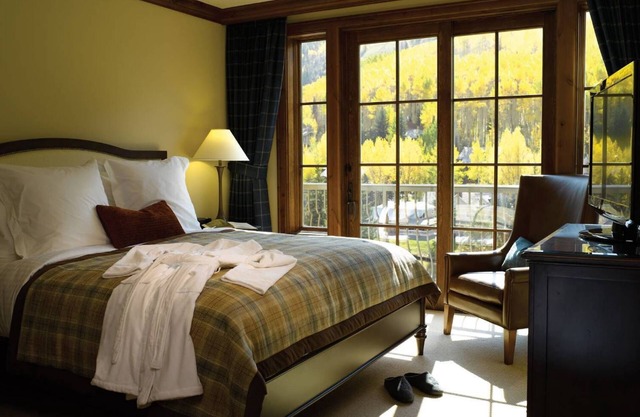 Ritz Carlton Club Vail 3 Bedroom 3.5 Bath Holiday Week!!