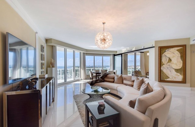 Ritz Carlton - Condo design 17e étage de plusieurs millions de dollars