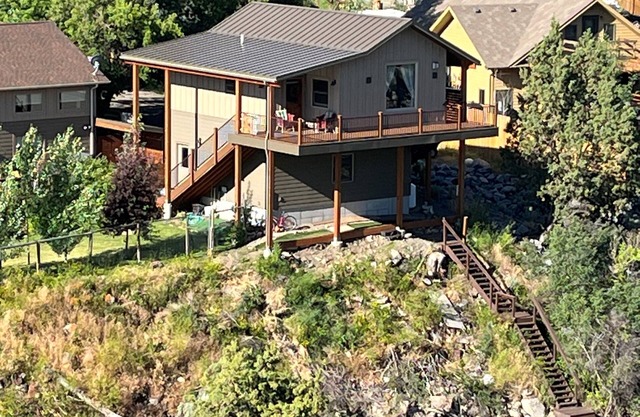 Rive Gauche -Waterfront Studio Apartment in Gardiner Just Outside Yellowstone