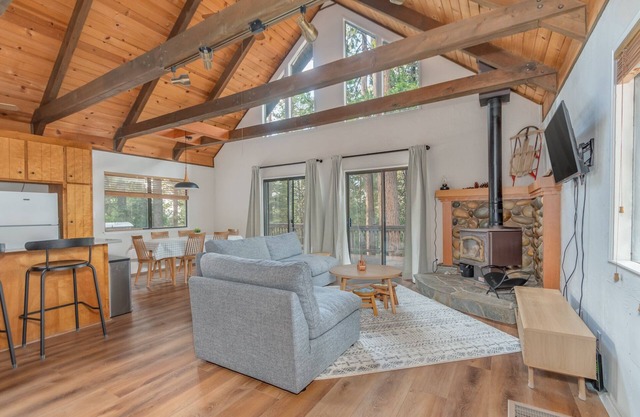 Rivendell Retreat- Cozy Cabin in Blue Lake Springs