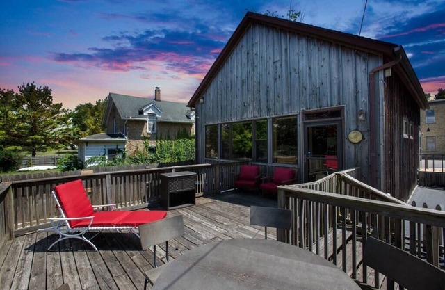 Quaint Riverfront Barn