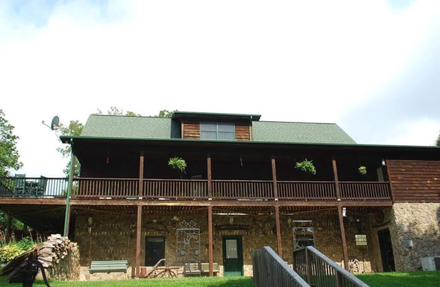 Jusqu'au 28 juin - 100 $ de rabais 3-6 nuits, accès à la rivière, tubes, foyer extérieur, foyer au feu, étang, 5 chambres à coucher, salle de jeux, animaux acceptés
