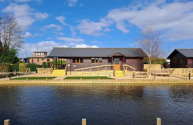 River Breeze - Waterside, Norfolk Broads, sleeps 6 in 3 bedrooms
