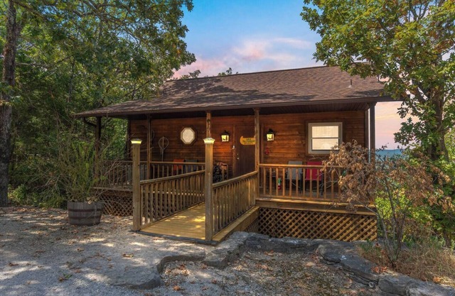 River Cabin, Jacuzzi, Sleeps 6!