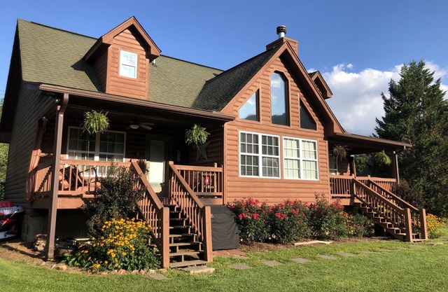 River Cabin, Lrg Hot Tub, Tubing Inner, Pool, Trout Fishin, 20 Min to Helen