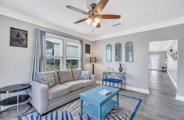 River Cottage minutes away from the Airport. Walking Trail & Park nearby.