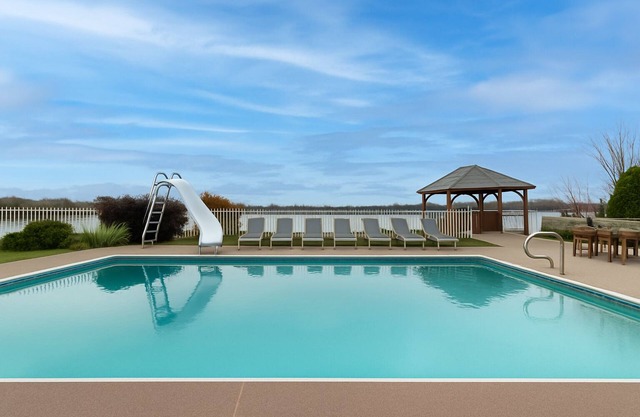 River Dream & Pool & Notre Dame & Dock & BBQ