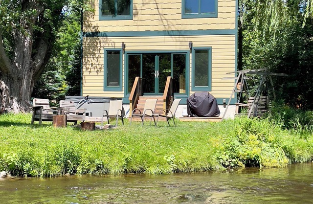 River Falls Cottage 2BR w/ Loft. Cozy Riverfront cottage in Traverse City