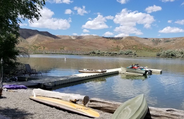 C'est un bel endroit privé sur Snake River Front. UTILISER KAYAKS POUR PROFITER.