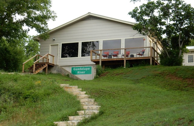 RIVER FRONT HOME PRES DE KERRVILLE, HOT TUB, TUBES, FLOATS INCLUS