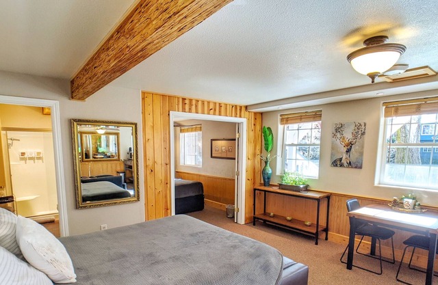 River Front Suite Situé dans le centre-ville de Downieville!