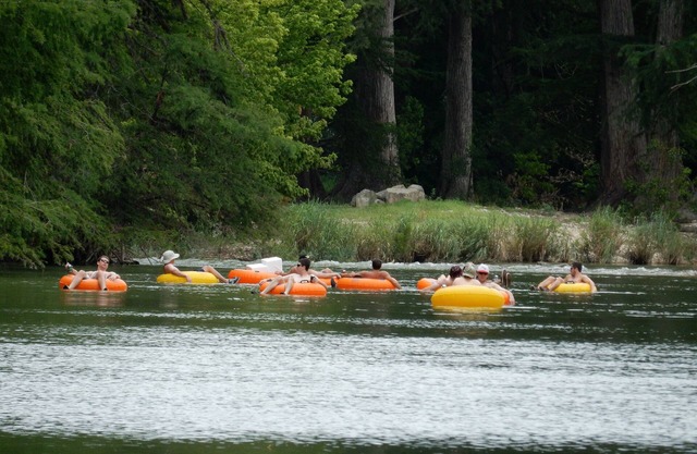 Façade de la rivière !! 600 'de rivière Guadalupe privée - Tubes / Flotteurs inclus!