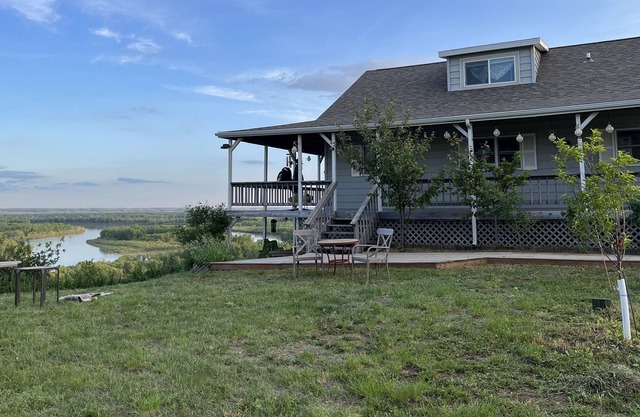 Two bed - farm house on MISSOURI RIVER A BIRDERS PARADISE.